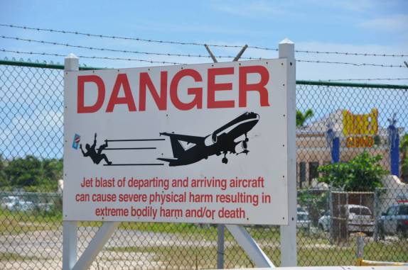 Aviso em Maho Bay, praia de Sint Maarten - Caribe